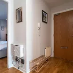 Lägenhet Bright Floor Haven Modern 2br In - Pass The Keys Edinburg