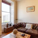 Bright 1 Bedroom Near Centre