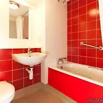 Travelodge Haymarket מלון 3*