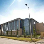 Travelodge Airport 3*