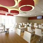 Travelodge Airport Szálloda