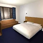 Travelodge Queen Street 3*