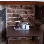 Dene Guest House, New Town بيت ضيافة