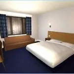 Travelodge Queen Street Hotel 3*