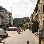 Joivy Bright 1 Bed Flat, Close To Princess Street *