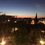 Modern Flat With Fantastic Views By The Royal Mile إدنبرة