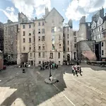 Modern Flat With Fantastic Views By The Royal Mile