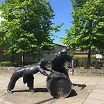 Central & Stylish 3 Bedroom, 2 Bath, Free Parking Apartmán