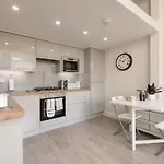 דירה The Street *