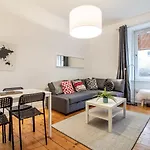 Stylish & Charming Retreat For 2- Centre! - Pass The Keys *