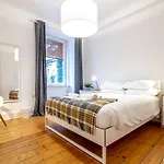 Stylish & Charming Retreat For 2- Centre! - Pass The Keys
