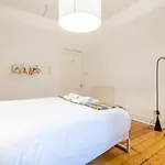 Stylish & Charming Retreat For 2- Centre! - Pass The Keys Apartment