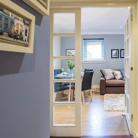 The Rock View Old Town 2-bedroom Terrace Lift Parking Edinburgh