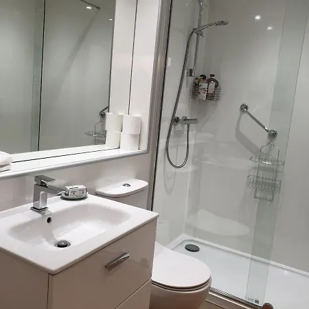 Roseneath Place - Lovely 2 Bed Near Meadows With Private Parking *