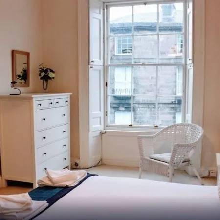 2 Bedroom Flat In The New Town *