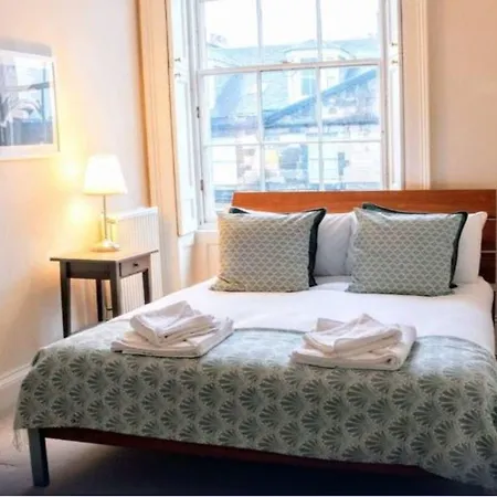 2 Bedroom Flat In The New Town Edimburgo