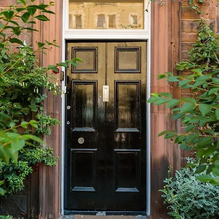 Beautiful, Traditional 2 Bedroom Main Door Flat Apartment Edinburgh