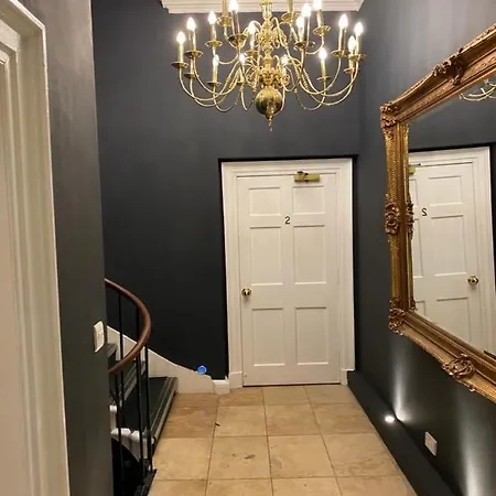 Queen Street Boutique Aparthotel 5*