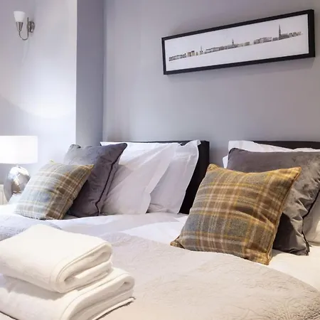 The Rock View Old Town 2-bedroom Terrace Lift Parking Apartment Edinburgh