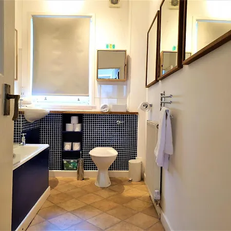 Canongate - Spacious And Historic 2 Bed Flat On Royal Mile