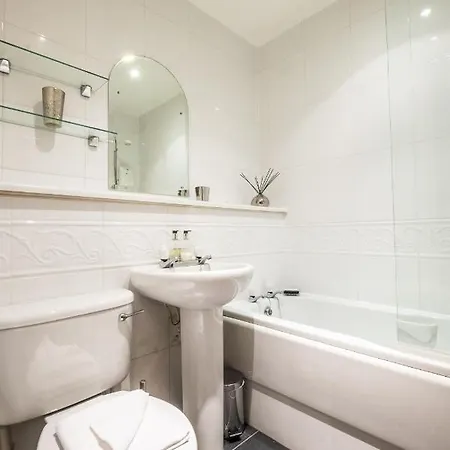 The Rock View Old Town 2-bedroom Terrace Lift Parking Apartment Edinburgh