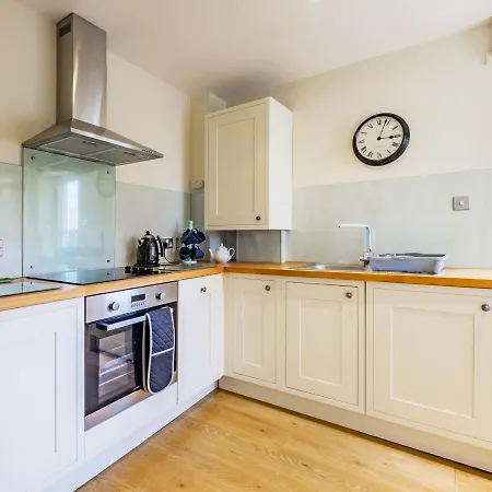 The Rock View Old Town 2-bedroom Terrace Lift Parking Apartment Edinburgh