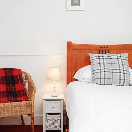 Emmaus 3* Edinburg