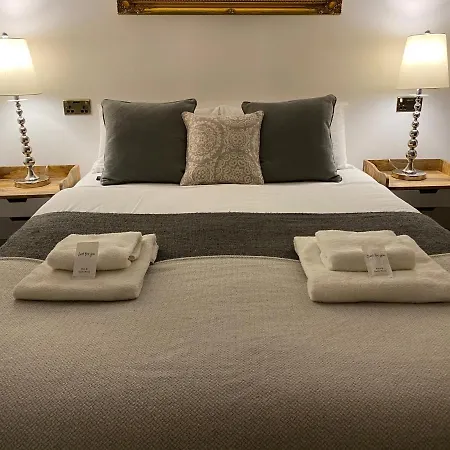 Апарт-отель Royal Mile Balconies By The Castle 5*