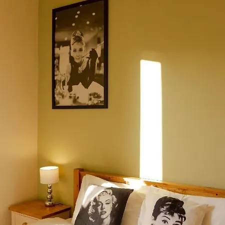 Апартаменты 1 Bedroom Overlooking Park