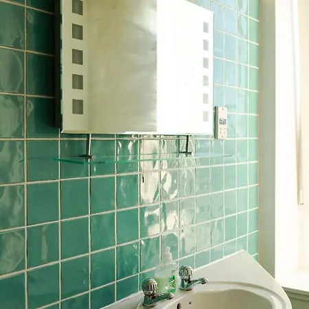 1 Bedroom Overlooking Park