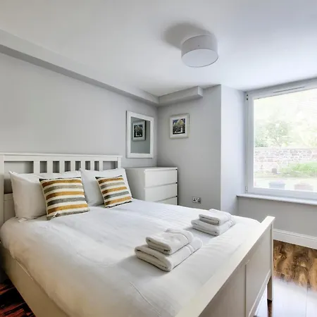 Newly Renovated 2-bedroom *