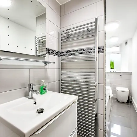 Newly Renovated 2-bedroom *