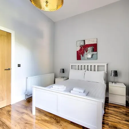 Newly Renovated 2-bedroom Apartamento *