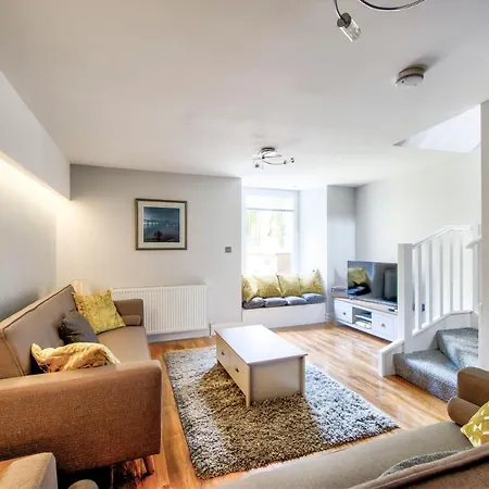 Newly Renovated 2-bedroom Apartamento Edimburgo