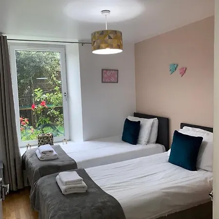 Charming 5-bed In Apartment