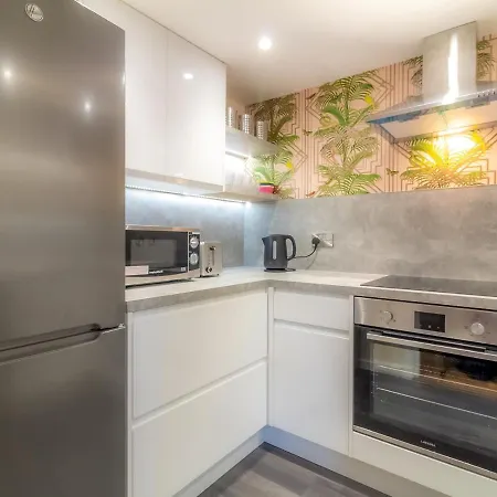 Beautiful 2 Bed Apartment, Recently Upgraded Appartement