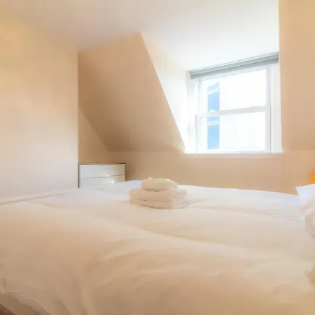 Beautiful 2 Bed Apartment, Recently Upgraded *