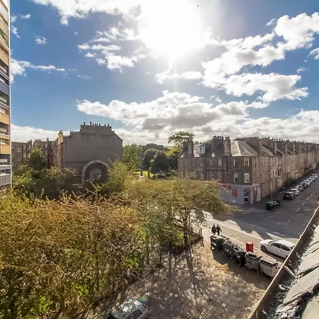 Beautiful 2 Bed Apartment, Recently Upgraded شقة *