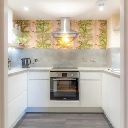 Beautiful 2 Bed Apartment, Recently Upgraded شقة *