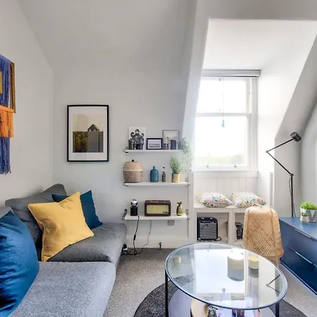 Guestready - Cosy Top-floor In Newington Apartment