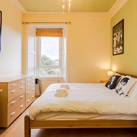 1 Bedroom Overlooking Park