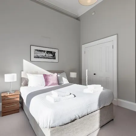 Destiny Scotland - Q-residence Daire Edinburgh