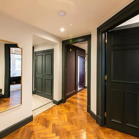 Daire Linton Collection - 28 North Bridge *