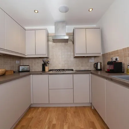 Queensferry Street Lane - Fantastic 2 Bedroom Centre Mews House With Free Secure Parking! *