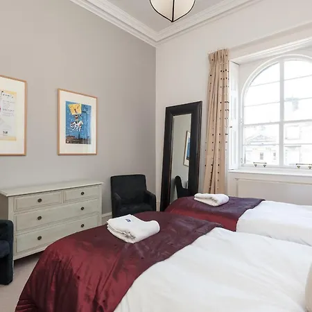 Parliament Sq Apartment