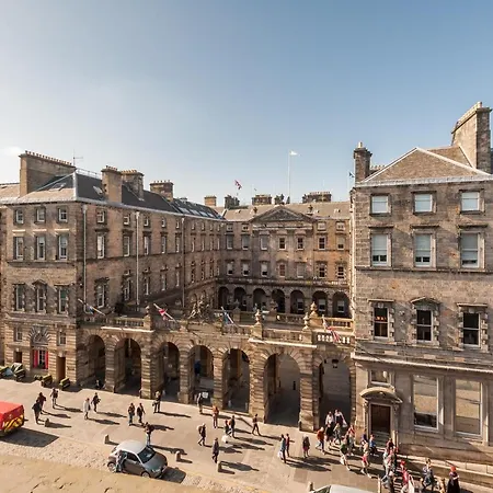 Parliament Sq Apartment *