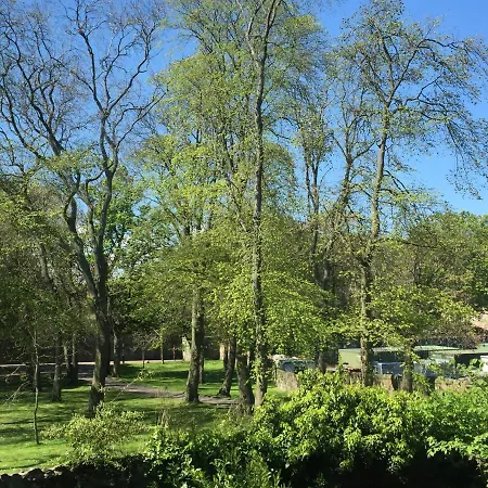 Next Door To Holyrood Palace And Arthur's Seat Edinburgh