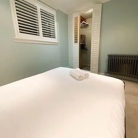 2 Bedroom House In Haymarket Accommodates 4 *