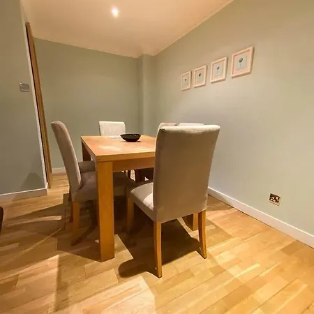 2 Bedroom House In Haymarket Accommodates 4 爱丁堡