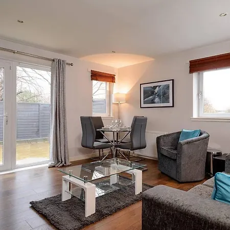 Lovely Near Centre And Shops Apartment *